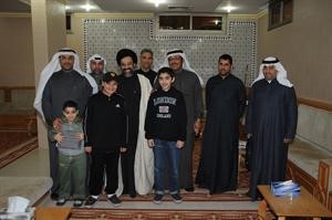 القلاف متوسطا اقرباءه ومحبيه