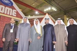 عيسى الكوهجي مستقبلا الوزير سالم الاذينة في جناح الشركة
