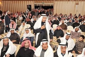 احد ناخبي الدائرة الاولى يوجه سؤالا للرومي