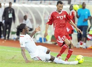 السوداني مدثر الطيب يحاول المرور من المدافع البوركيني ابراهيم غنانو افپ
