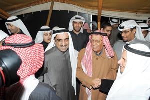 د محمد العبدالجادر والعم سالم المرزوق يتوسطان الحضور
