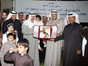 الشيخ ضاري الفهد يسلم الفائز كاس البطولة﻿