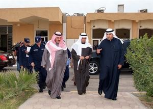الشيخ احمد الحمود واحمد المليفي خلال تفقدهما لاحدى اللجان الانتخابية
