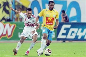 مهاجم الاسماعيلي جون اويري مع مدافع الزمالك محمد عبدالشافي