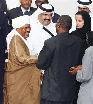 امير قطر الشيخ حمد بن خليفة ال ثاني خلال رعايته اتفاق سلام في دارفور﻿