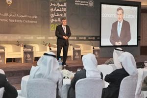 رئيس وزراء بريطانيا السابق غوردن براون متحدثا خلال المؤتمر 