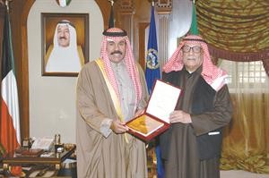 سمو ولي العهد الشيخ نواف الاحمد يتلقى كتاب الاسطرلاب