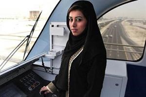 مريم الصفار اثناء قيادتها قطار مترو الانفاق﻿