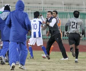 ايمن الحسيني يحاول منع لاعب الجهراء محمد سعد من الوصول الى اسماعيل العجمي	الازرقكوم﻿
