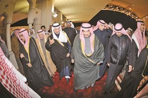 سمو الشيخ ناصر المحمد لدى وصوله مساء امس وفي استقباله سمو الشيخ جابر المبارك والشيخ فيصل السعود وحشد من كبار الشيوخ ورجالات الدولة		هاني الشمري﻿