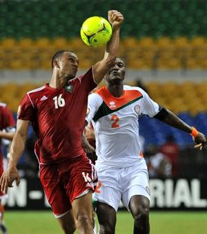 لاعب المغرب جمال عليوي يسكن الكرة بيده امام النيجري موسى مازو افپ