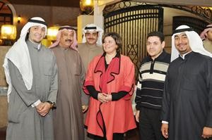داسيل العوضي مع الزميل مسعد حسني وعبدالمحسن الخليفة وعدد من رواد ديوان عيدان الخليفة﻿
