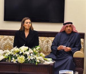 علي الخلف متحدثا الى رواد الديوان وتبدو نعيمة الحاي﻿