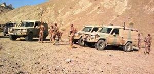 رجال الجيش العماني يحيطون بالمنطقة الجبلية﻿