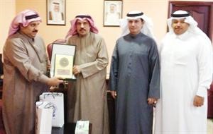 العميد الغنام يقدم درعا تذكارية لاعضاء الوفد السعودي
