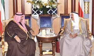 صاحب السمو الامير الشيخ صباح الاحمد مستقبلا سمو الشيخ ناصر المحمد﻿