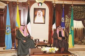 سمو ولي العهد الشيخ نواف الاحمد مستقبلا الشيخ صباح الخالد﻿