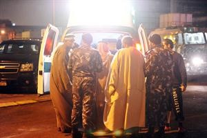 نقل احد المصابين الى سيارة الاسعاف﻿