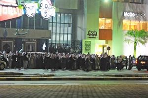 محتجون امام قناة سكوب	 ﻿