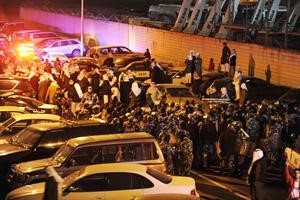 رجال القوات الخاصة يمنعون المحتجين من مهاجمة قناة الوطن	هاني الشمريمحمد ماهر﻿