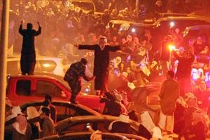 بعض المحتجين صعدوا على السيارات المتوقفة امام تلفزيون الوطن﻿
