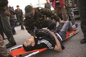 احد قيادات الجيش يطمئن على مصاب بعد وصوله علىمتن الطائرة العسكرية اب
