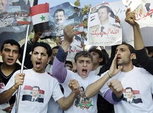متظاهرون مناصرون للرئيس السوري بشار الاسد امام السفارة الروسية في بيروت رويترز