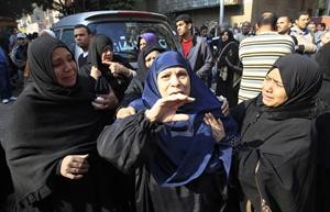 الاهالي يواسون ام احد الشهداء الذين سقطوا في مجزرة بورسعيد افب
