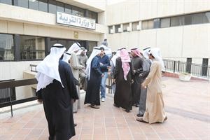 جانب من اولياء الامور قبل لقائهم الوزير المليفي﻿