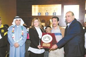 درع نادي هلال القدس هدية الى نهيل صوفان﻿