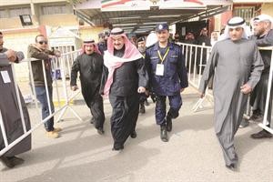 الشيخ احمد الحمود متفقدا احدى اللجان الانتخابية ﻿