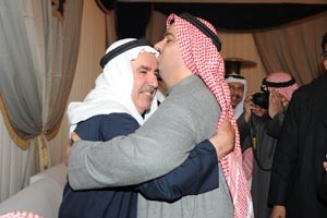 ويطبع قبلة على راس والده بعد الفوز