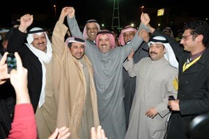 علي الراشد يحتفل بفوزه بين انصاره
