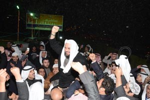د جمعان الحربش محمولا على الاعناق بعد الفوز الكبير