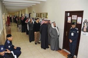 اقبال على التصويت في نظام وهدوء