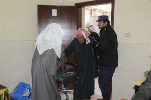 مساعدة احد كبار السن للادلاء بصوته