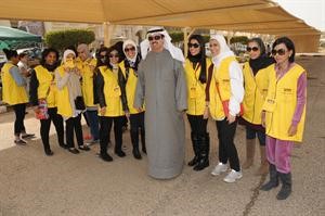علي الراشد مع عدد من مندوبات حملته امام احدى اللجان