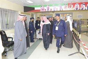 الشيخ احمد الحمود في حديث باسم مع المرشح محمد فليطح خلال تواجدهما في احدى اللجان