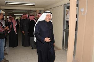 محمد الصقر متفقدا احدى اللجان