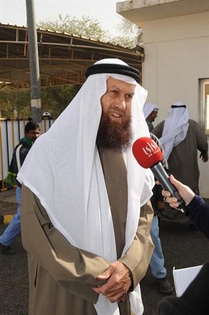 خالد السلطان متحدثا الى تلفزيون الراي خلال تفقد الانتخابات