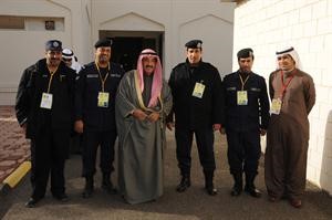 سمو الشيخ ناصر المحمد مع عدد من رجال الداخلية بعد خروجه من اللجنة