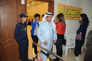 معادل الجارالله الخرافي متفقدا احدى اللجان