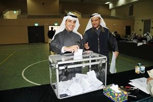 الشيخ د احمد ناصر المحمد يضع ورقة تصويته في الصندوق الانتخابي