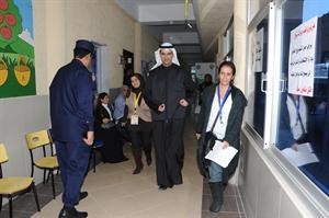 وعبدالله الملا متفقدا سير العملية الانتخابية وتبدو الزميلة فوزية الابراهيم