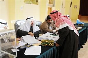 حوار بين ناخب ورئيس اللجنة على هامش التصويت