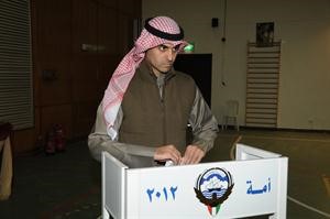 بدر ناصر الخرافي يدلي بصوته