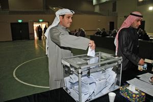 انور جاسم الخرافي يدلي بصوته