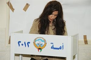 ناخبة تدلي بصوتها