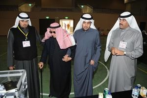 العم داود المرزوق في طريقه للتصويت ويبدو رئيس نادي الكويت عبدالعزيز المرزوق