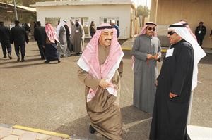 جاسم الخرافي في طريقه للادلاء بصوته